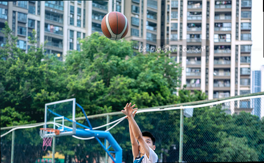 林间小径落叶轻踏